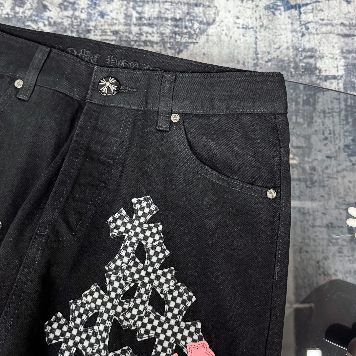 P280 Chrome Hearts ch Chrome Hearts Cherry Blossom Pink Checkerboard Cross Patch Leather Jeans, Original 5W+ It is well known that chromehearts jeans use vintage Levis jeans as the base for creation. They usually add their own unique silver buckles and silver ornaments, plus leather embellishments. This is the reason why the value of these vintage jeans doubles. Because the base is vintage jeans, the jeans themselves have been very soft and comfortable after years of baptism. This can be distinguished from ordinary jeans. Regarding the size, you should also refer to the pants data. Size: 28 30 32 34 (corresponds to S-XL) Size chart: 28 Waist 76 Pants length 104 Hips 102 30 Waist 80 Pants length 105 Hips 106 32 Waist 84 Pants length 106 Hips 110 34 Waist 88 Pants length 107 Hips 114